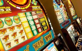 Pertandingan bulu tangkis di arena olahraga penuh penonton di Indonesia